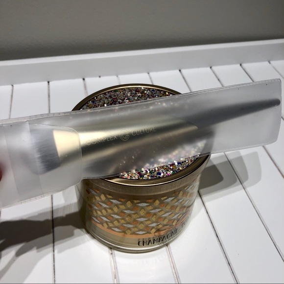 Complex Culture Precision Concealer Brush - Picture 4 of 5